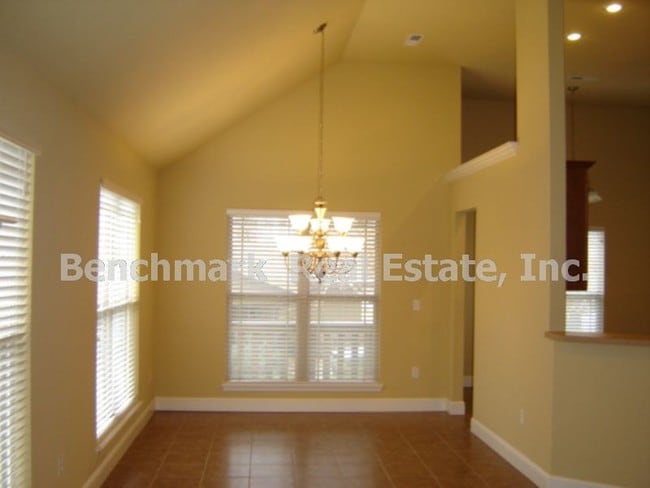 Building Photo - 11 Cumbrian Dr