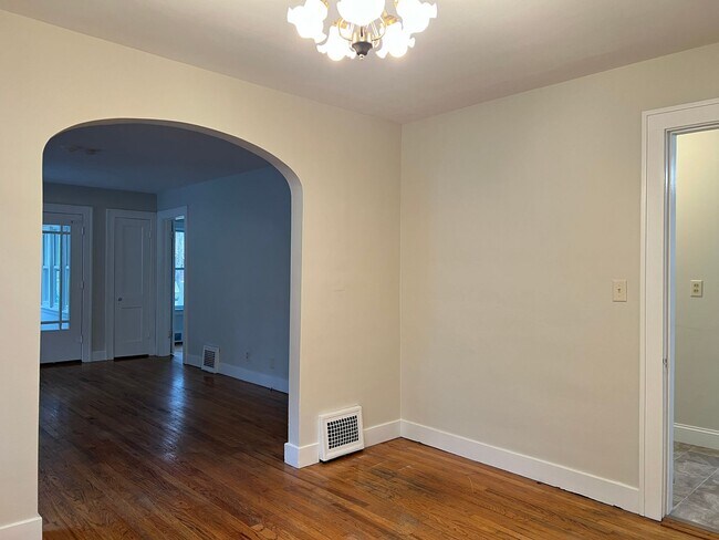 Building Photo - Charming 3-BDR 1.5-BTH House with Brand Ne...