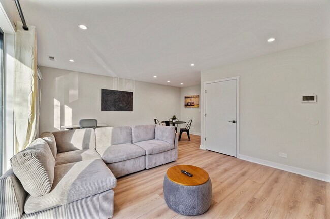 Building Photo - 7201 N Western Ave