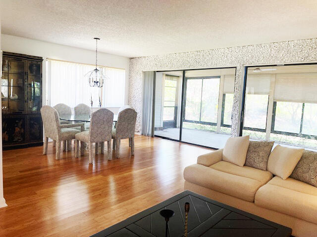 Foto del edificio - 5750 Fairway Park Ct