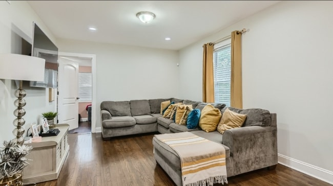 Building Photo - 125 S 6th Ave