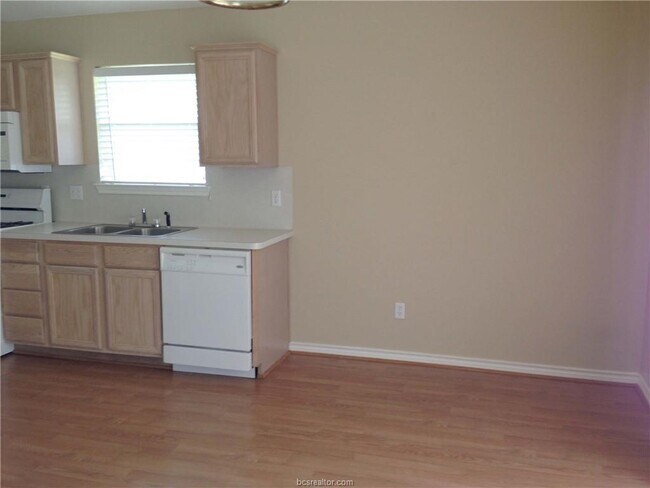 Building Photo - 405 Brentwood Dr E