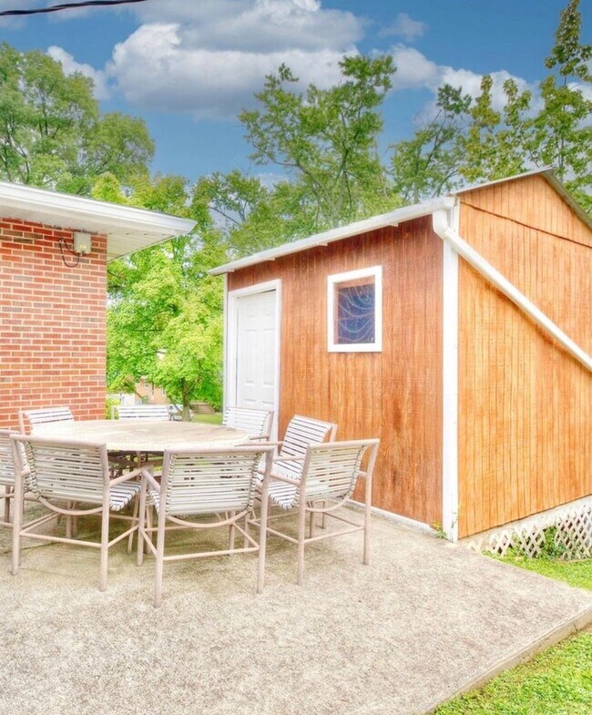 Building Photo - 2401 Carlisle Ave