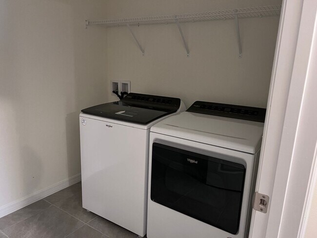 Foto del edificio - 5 Bedroom, 3 Bathroom house in Riverview.