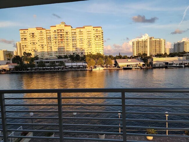 Foto del edificio - 2900 NE 30th St