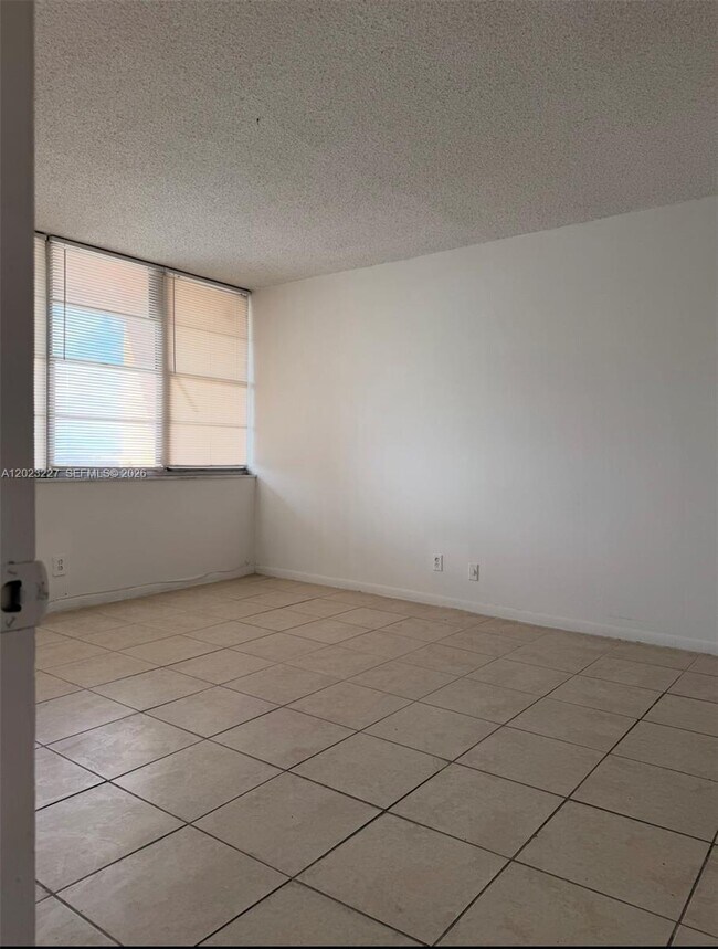 Foto del edificio - 2025 NE 164th St