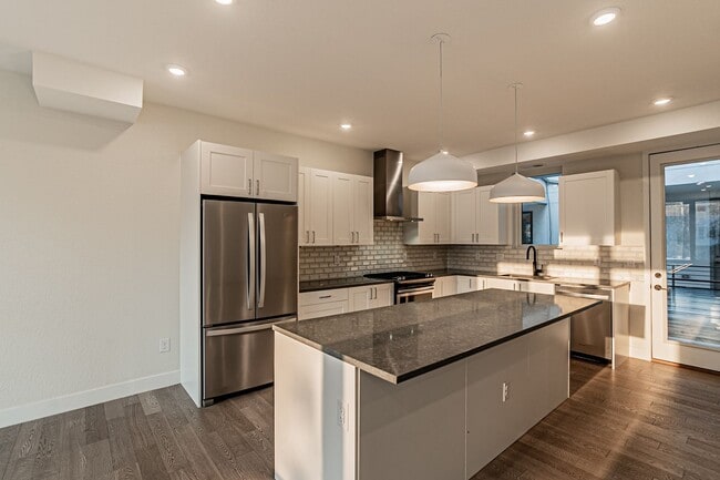 Building Photo - Newer Build 2 Bedroom, 4 Bathroom Jefferson Park Townhome