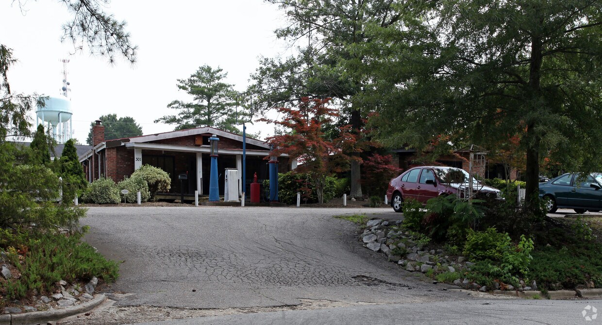 Building Photo - 301 Sunset Dr