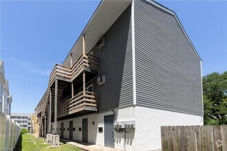 Building Photo - 9530 3rd Bay St