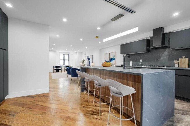 Foto del edificio - 3 bedroom in BROOKLYN NY 11216