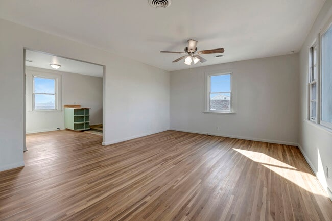 Building Photo - 2118 Summitt Ave