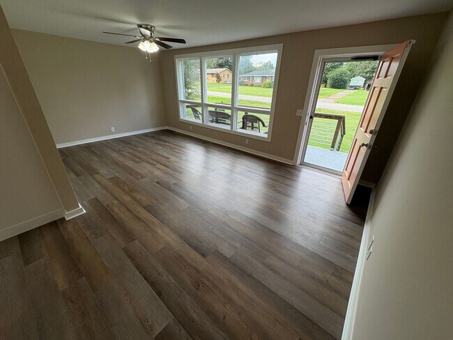Building Photo - 1614 Shady Cir