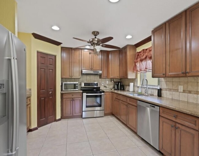 Kitchen - 873 Imperial Lake Rd