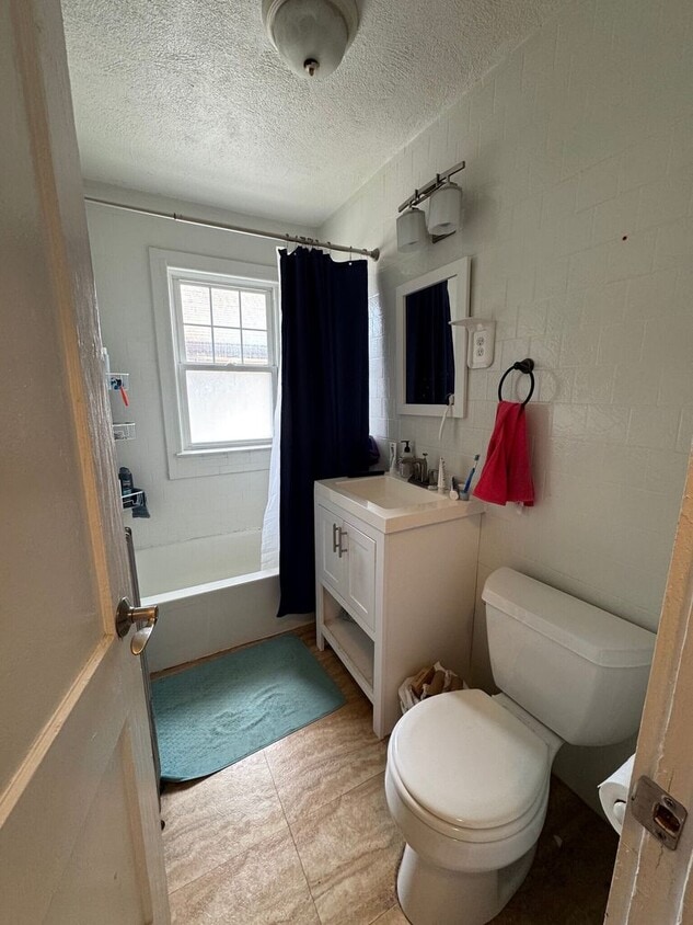 Building Photo - Bright and Spacious 3Bed Avail 8/1 or 9/1 ...