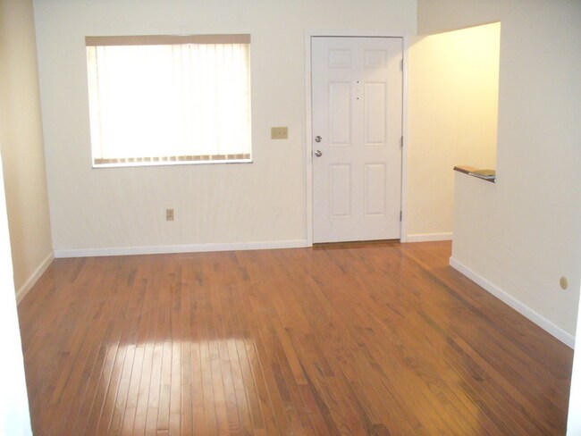 Foto del edificio - 214 E Tompkins St