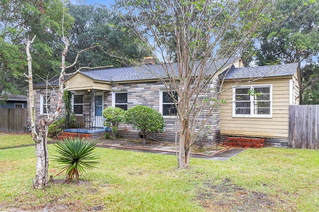 Foto del edificio - Charming Single-Family Home in Oak Forest,...