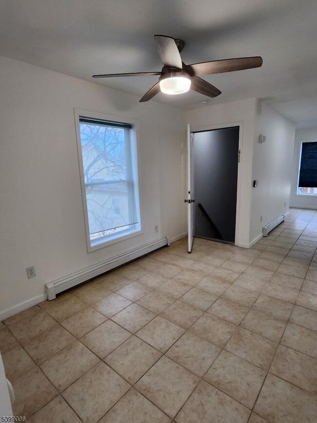 Foto del edificio - 83 Wayne Ave