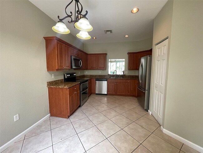 Foto del edificio - 5031 Madison Lakes Cir W