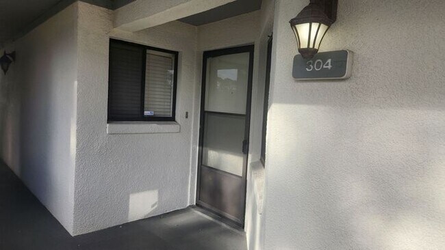 Foto del edificio - 2/2 condo on Lake Fairview