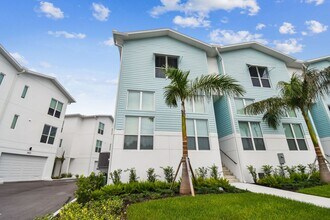 Building Photo - 3826 Pompano Dr SE