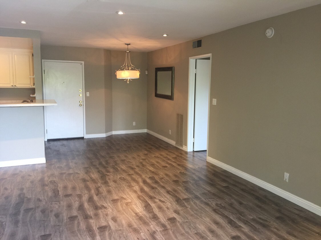 Foto principal - 22100 Burbank Blvd