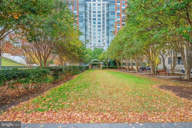 Foto del edificio - 8220 Crestwood Heights Dr