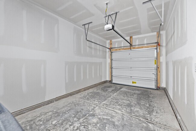 Garage with work lights - 2863 Aubrey St
