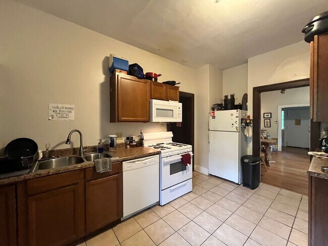 Foto del edificio - Charming Home Near Campus