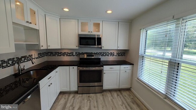 Building Photo - 2 Shadowbrook Ct