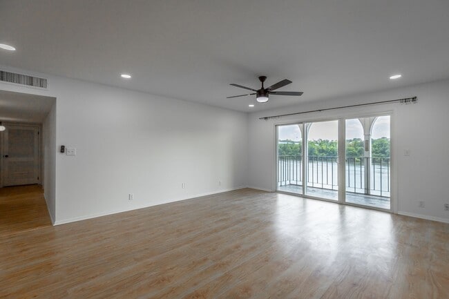 Building Photo - 2 Bedroom 2 Bath in Northshore
