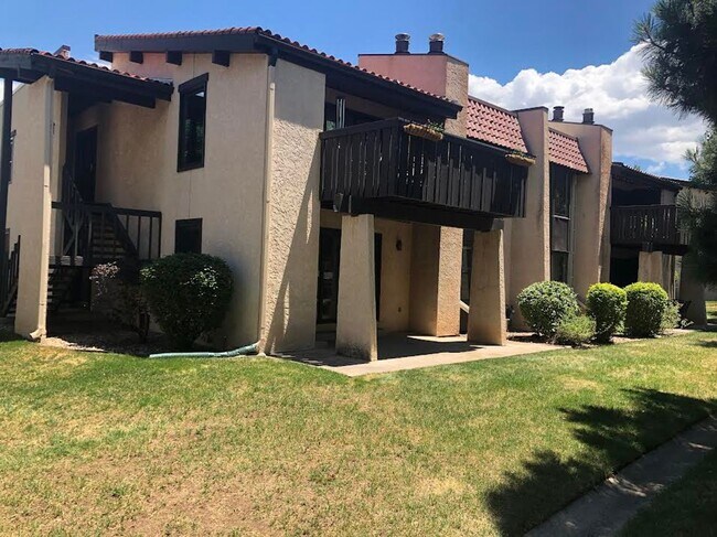 Building Photo - Beautiful 2 BD, 2 BA Ground Floor Townhome...