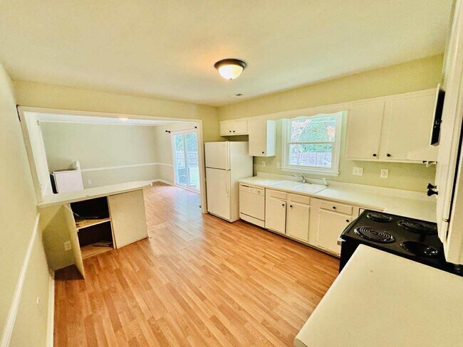 Foto del edificio - 4824 Farm Pond Ln