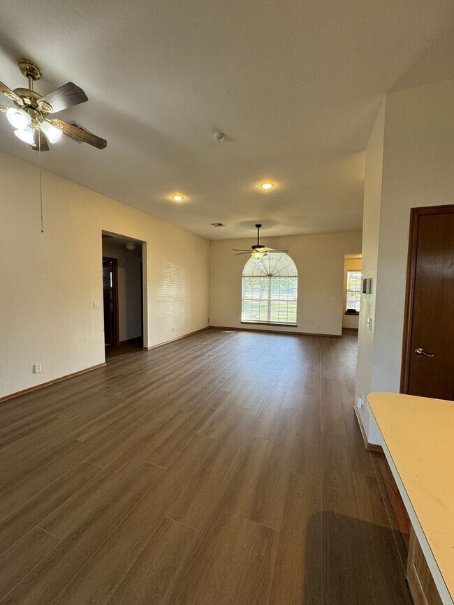 Building Photo - (3) Bed/(2) Bath in NE Norman w/ Safe Room!