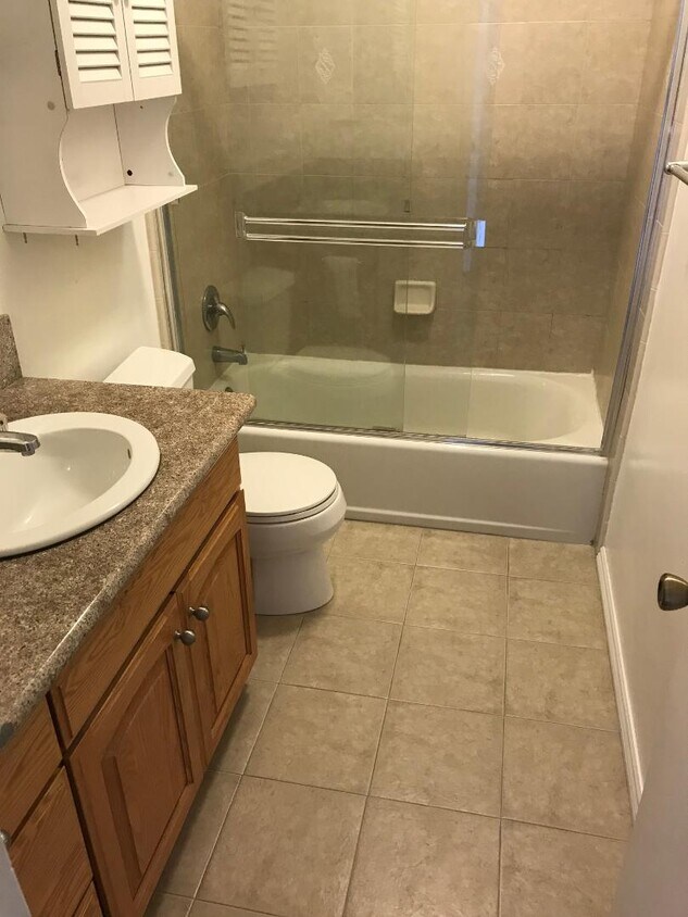 baño - 21104 Ladeene Ave