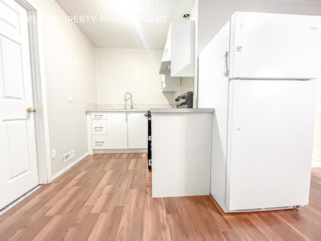 Photo du bâtiment - FANTASTIC 2 BEDS/ 1 BATH LOWER UNIT ONLY!