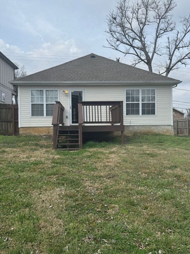 Building Photo - RARE 3-bedroom 2 bath single-family home offers the privacy of a house and a fully fenced in yard...