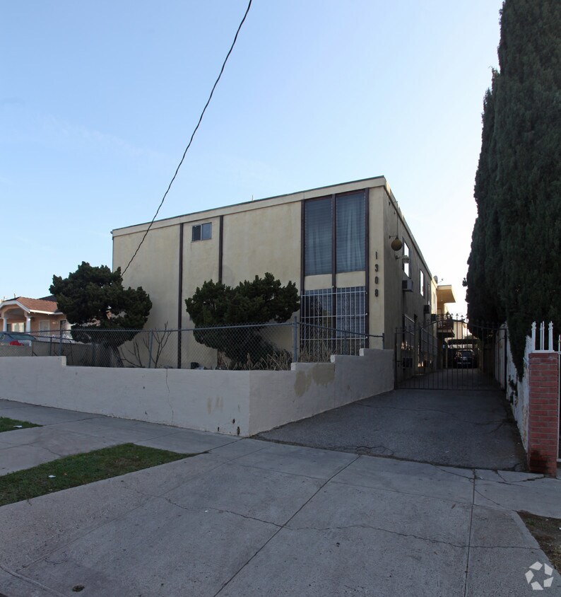 Primary Photo - 1308 Alexandria Ave