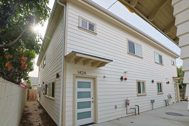 Building Photo - 1422 W 29th St