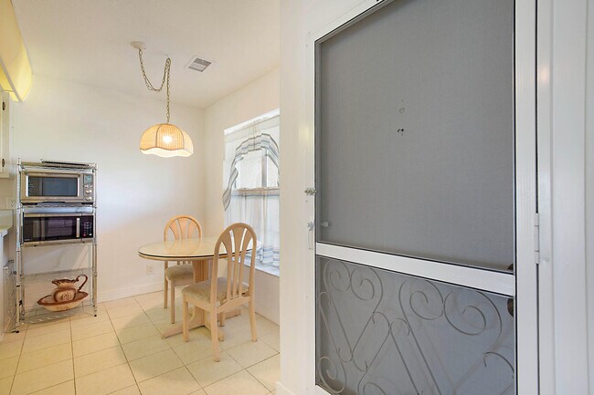 Building Photo - 1030 Silk Oak Terrace