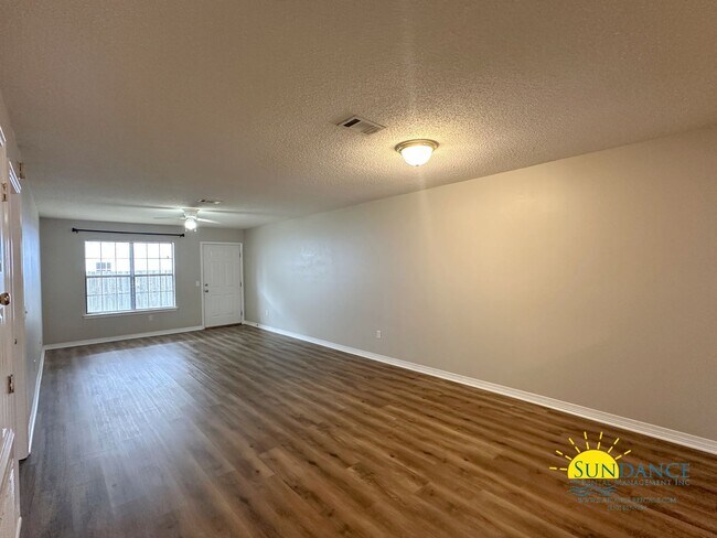 Building Photo - Lovely 2 Bedroom Duplex In Navarre