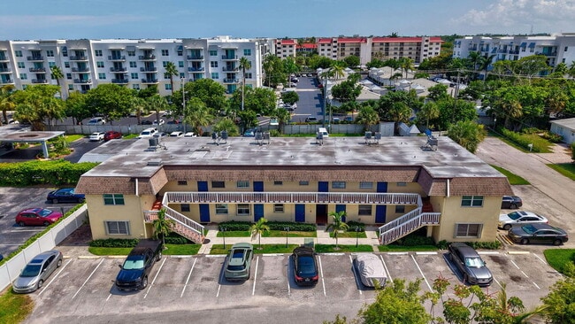 Building Photo - 1204 S Lake Dr