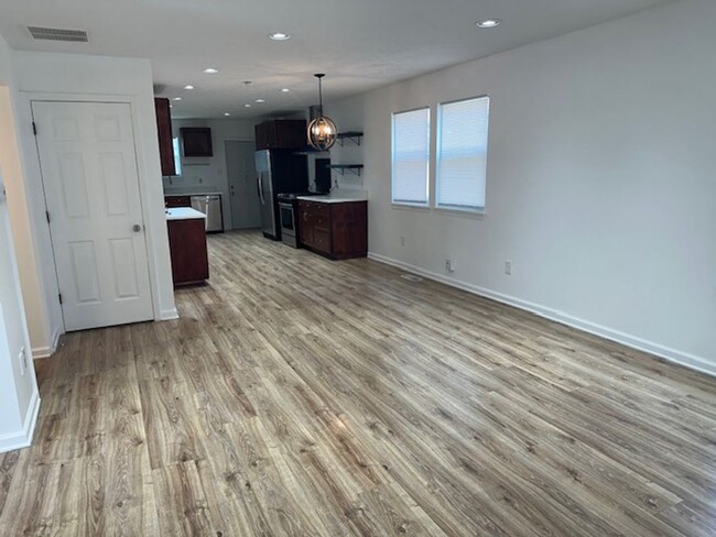 Building Photo - Spacious 5-Bedroom Home with Modern Featur...