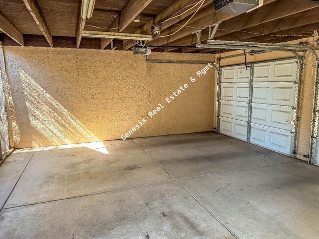 Building Photo - 2 Bedroom Westside Townhome!