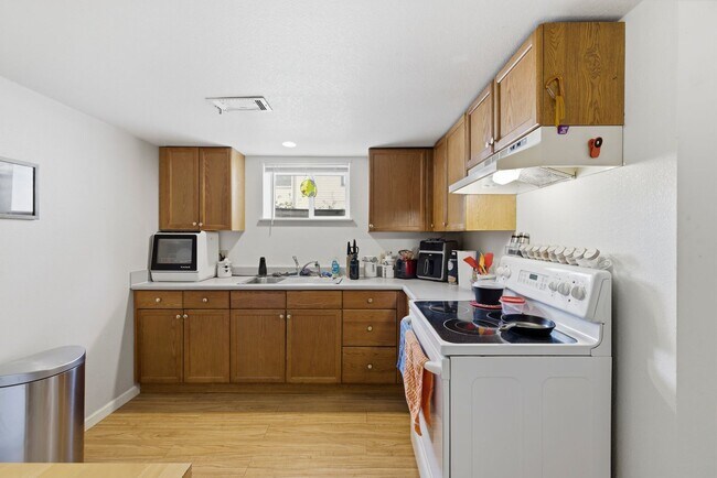 Foto del edificio - Cozy 1-Bed 1-Bath Basement Apartment blocks from CSU!