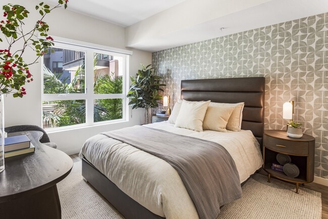 Building Photo - Intro