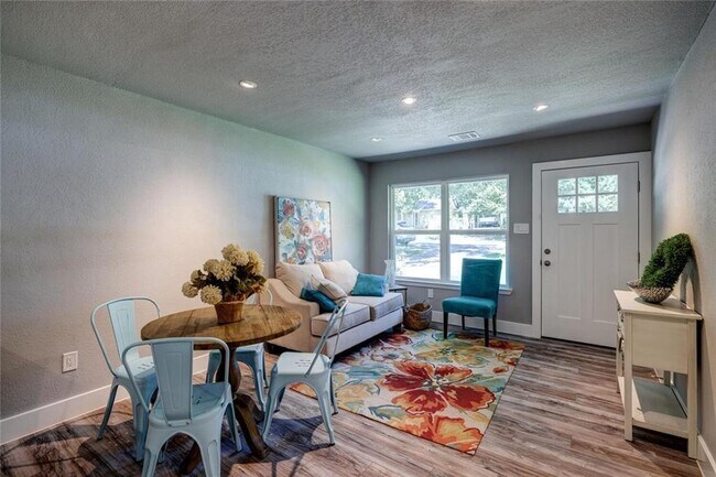 Building Photo - 2321 Lakehurst Dr