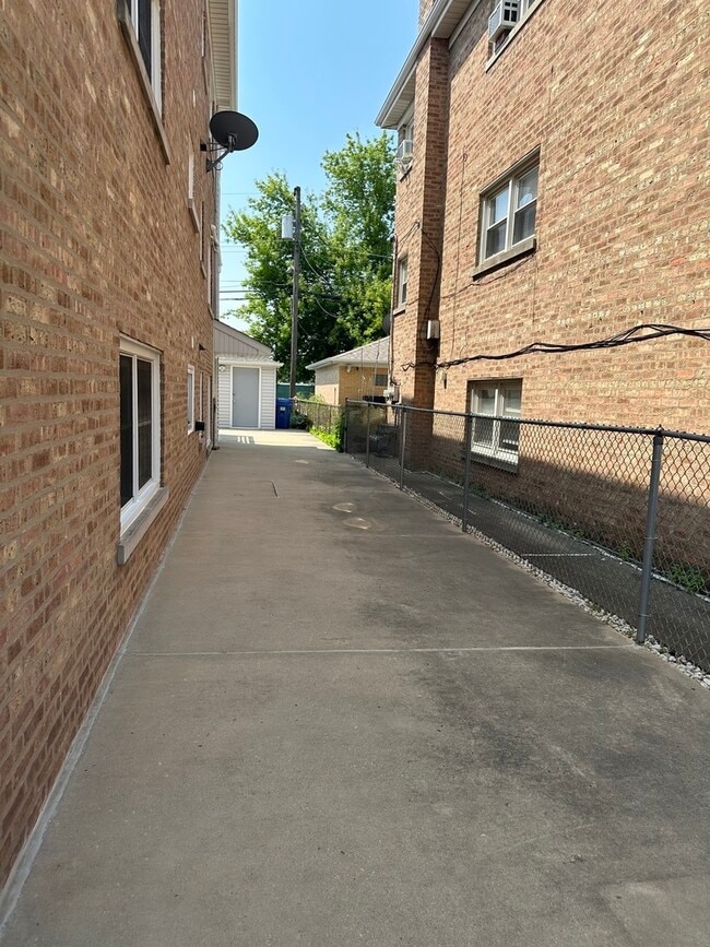 Building Photo - 6845 W Leland Ave