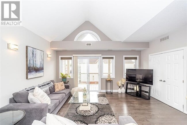 Building Photo - 157 Crestway Dr