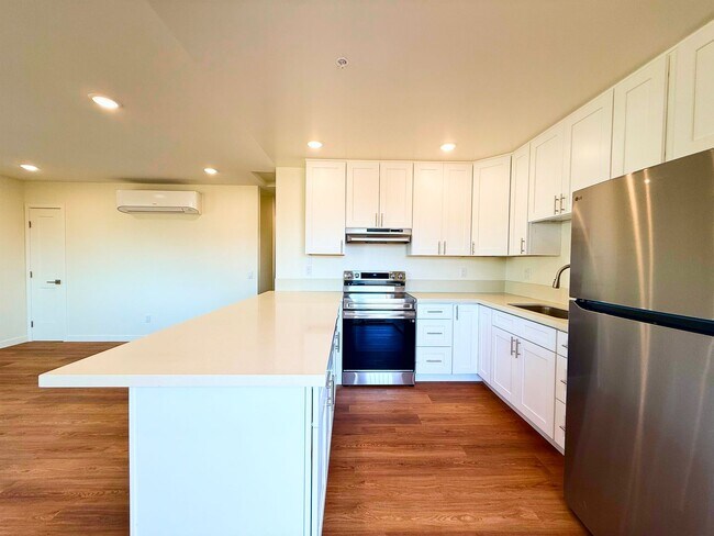 Building Photo - Welcome to Your Cozy and Modern Upstairs A...