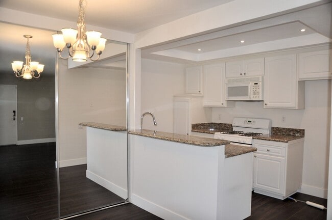 Building Photo - LEFFINGWELL #43 WHITTIER 90603 (2 BED / 2 BATH)